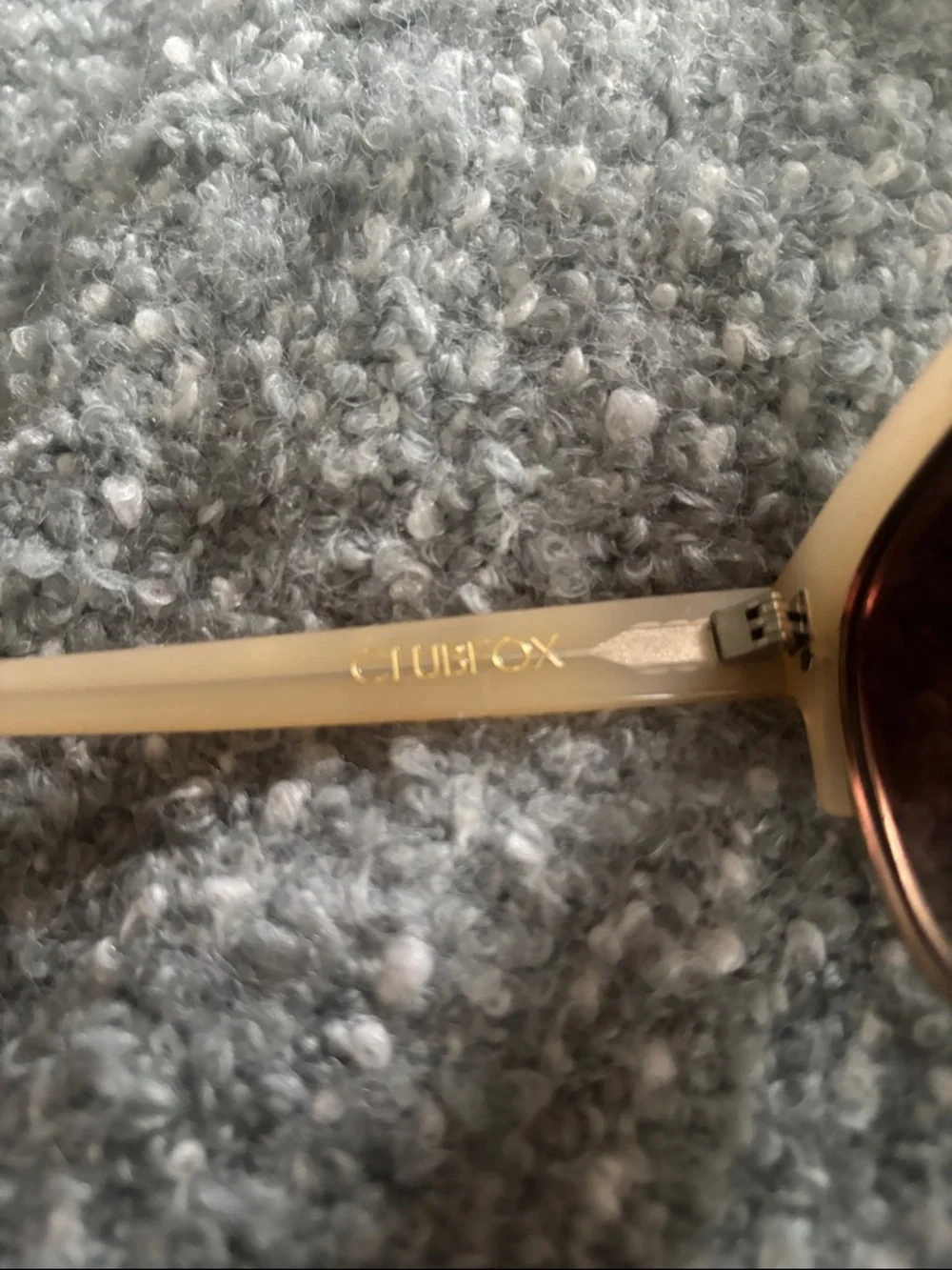 Wildfox Cream Frame Sunglasses with Brown Gradient Lenses with case - Picture 5 of 10